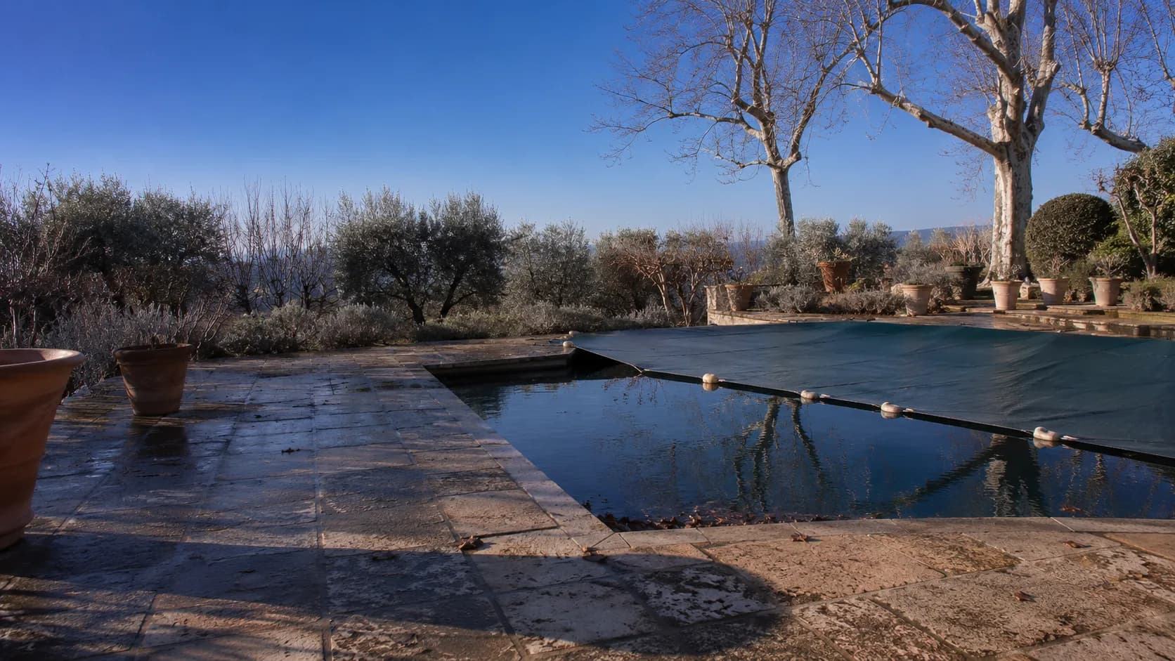 Hivernage de piscine en PACA : actif ou passif, et les gestes qui comptent